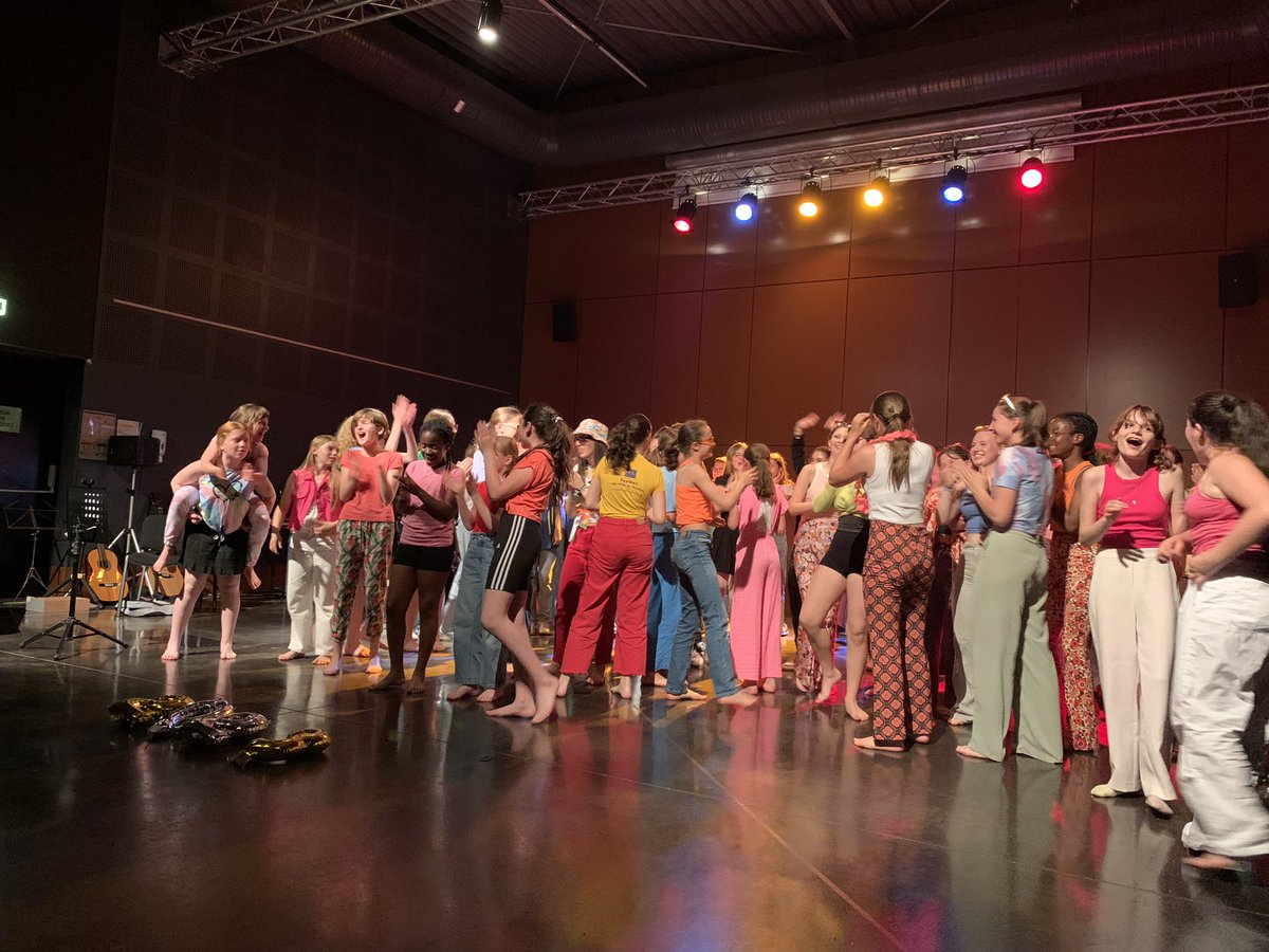 Bravo aux élèves de la #chorale, de l’#ensembleinstrumental et de l’#ASdanse du collège Alain Chartier de #Bayeux pour leurs talents mis en voix et en mouvements par leurs professeurs. Merci aux #professeurs pour leur investissement auprès des élèves.