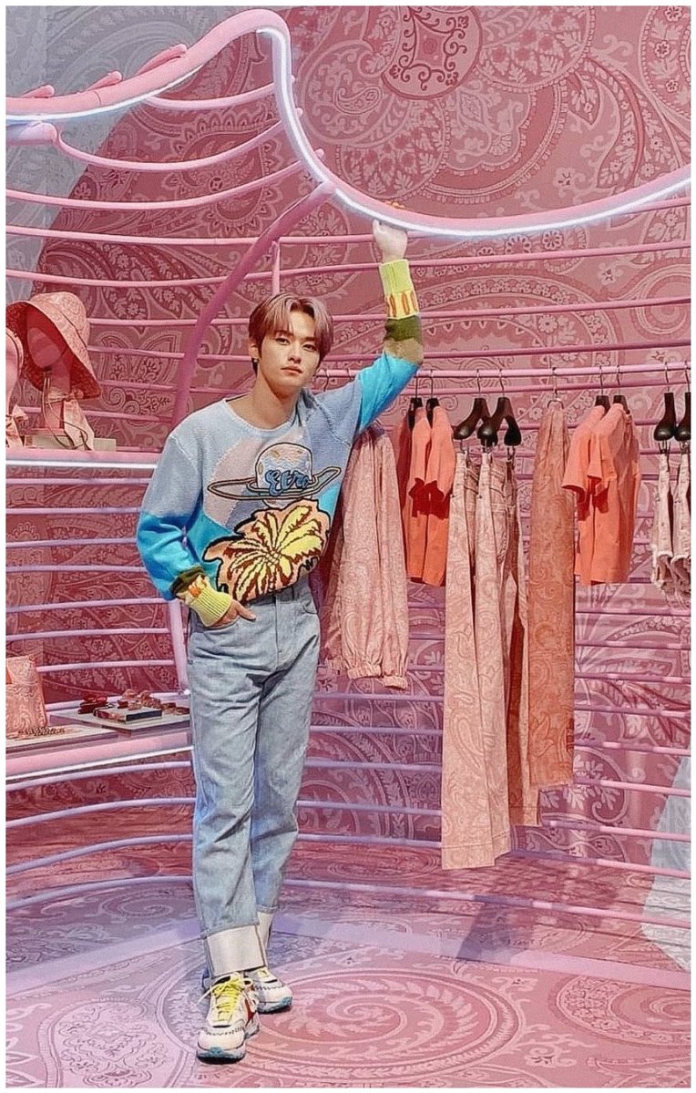 LeeKnow_Facts's tweet photo. in 2022 Lee Know attended the ETRO Liquid Paisley Capsule Collection along with the other two members of DanceRacha

#LeeKnow #리노 #StrayKids https://t.co/OijuypVoBf