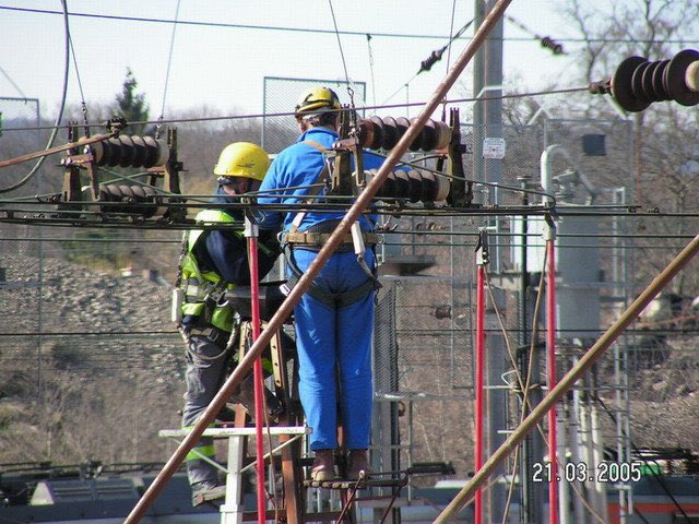Ce soir des événements extérieurs (des feux de broussailles) ont provoqué bcp de dégâts et d arrêts de circulations. Les equipes de <a href="/SNCFReseau/">SNCF Réseau</a> de <a href="/SNCFVoyageurs/">SNCF Voyageurs</a> ont travaillé durement pour remettre les équipements en état en un temps record et sous  1 forte chaleur. Merci