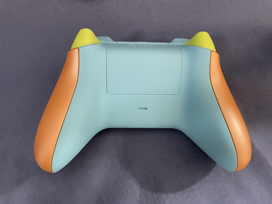 mttk3029's tweet photo. XboxとOPIのコラボコントローラー「サンキスド バイブス オーピーアイ」を日本マイクロソフト様より無償で提供いただきました！ありがたい！
カラーリングめっっちゃ可愛くて、つい触りたくなります。
十字キーも操作しやすいので、これでスト6頑張るぞ💪
#OPIXbox #Xbox @Xbox_JP https://t.co/dDdLQ3Gdai