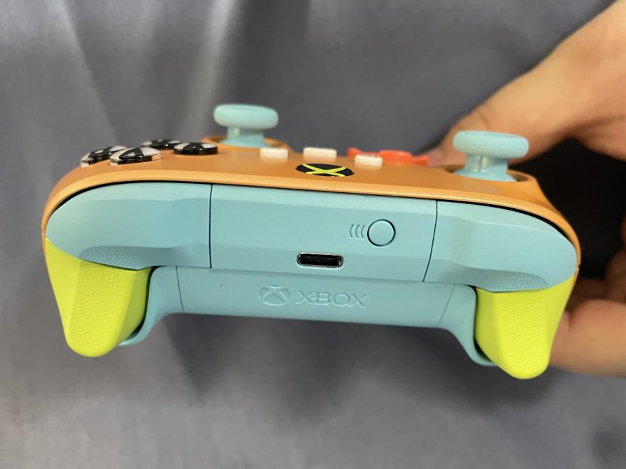 mttk3029's tweet photo. XboxとOPIのコラボコントローラー「サンキスド バイブス オーピーアイ」を日本マイクロソフト様より無償で提供いただきました！ありがたい！
カラーリングめっっちゃ可愛くて、つい触りたくなります。
十字キーも操作しやすいので、これでスト6頑張るぞ💪
#OPIXbox #Xbox @Xbox_JP https://t.co/dDdLQ3Gdai