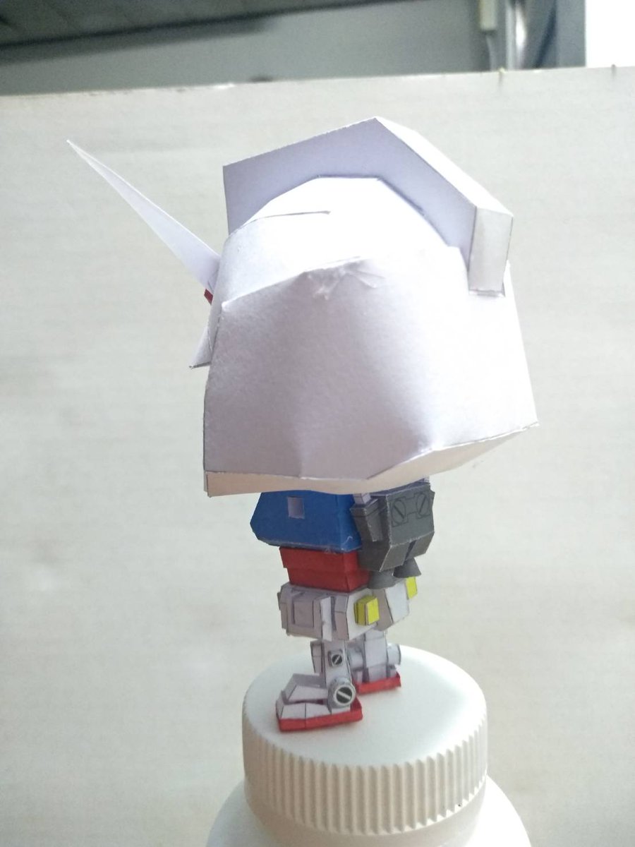 とよっぺ(<a href="/toyoppe/">とよっぺ</a>)さんのガンプラくんの進捗です。頭は楽に完成ですが、体のほうへ進むと、小さい！いつもA5かA6かに縮小で作りますが、体と武装の展開図を見るだけ、これはキツイ！と...右手まで完成ですが、目が痛くてもう進めない！今晩は全部完成に頑張りましょう。