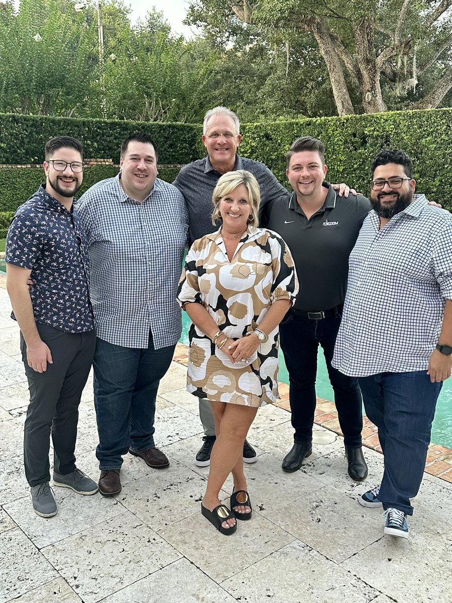 UCFZack's tweet photo. Thank you @CoachGusMalzahn and @kristi_malzahn for your hospitality and opening your beautiful home to us. Had an amazing 4-course meal prepared by @CoachHand and also big thanks to @KingdomNIL for making it possible. Had a great night! https://t.co/pOnv0GZXny