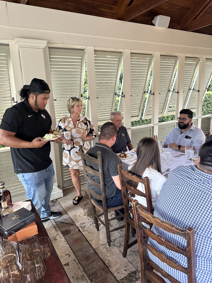 UCFZack's tweet photo. Thank you @CoachGusMalzahn and @kristi_malzahn for your hospitality and opening your beautiful home to us. Had an amazing 4-course meal prepared by @CoachHand and also big thanks to @KingdomNIL for making it possible. Had a great night! https://t.co/pOnv0GZXny
