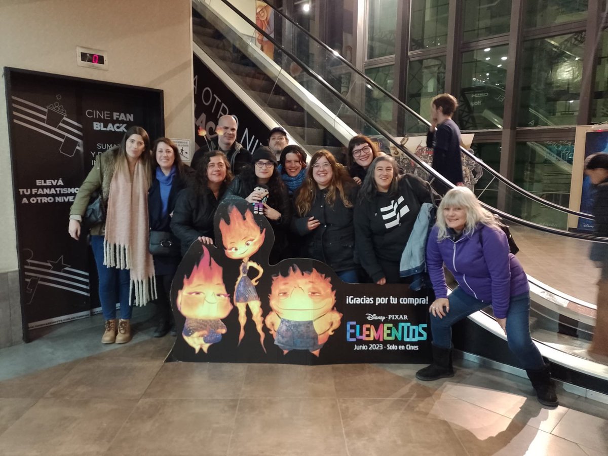 cariolisima's tweet photo. Hoy nuestra comunidad se reunió y fuimos al cine a ver #Elementos y el bellísimo corto #LacitadeCarl. Y como si esto fuera poco tengo mi propia amigurumi 💕
Que hermoso grupito de locos lindos formamos https://t.co/vGYvg1ONiL