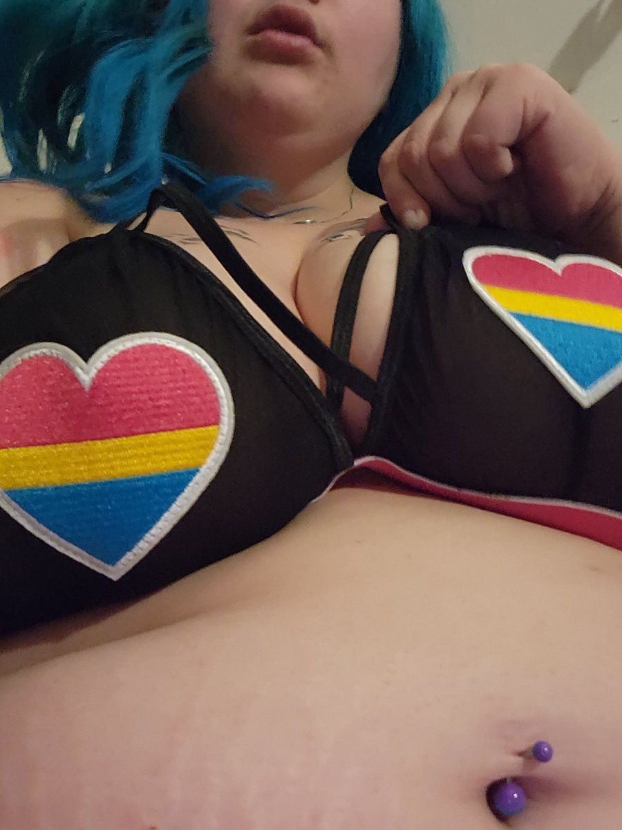 KittyChibiChan's tweet photo. Happy Pride month! For those who don't know,  I'm pansexual 🩷🩵💛 https://t.co/ZIdKknwLvW