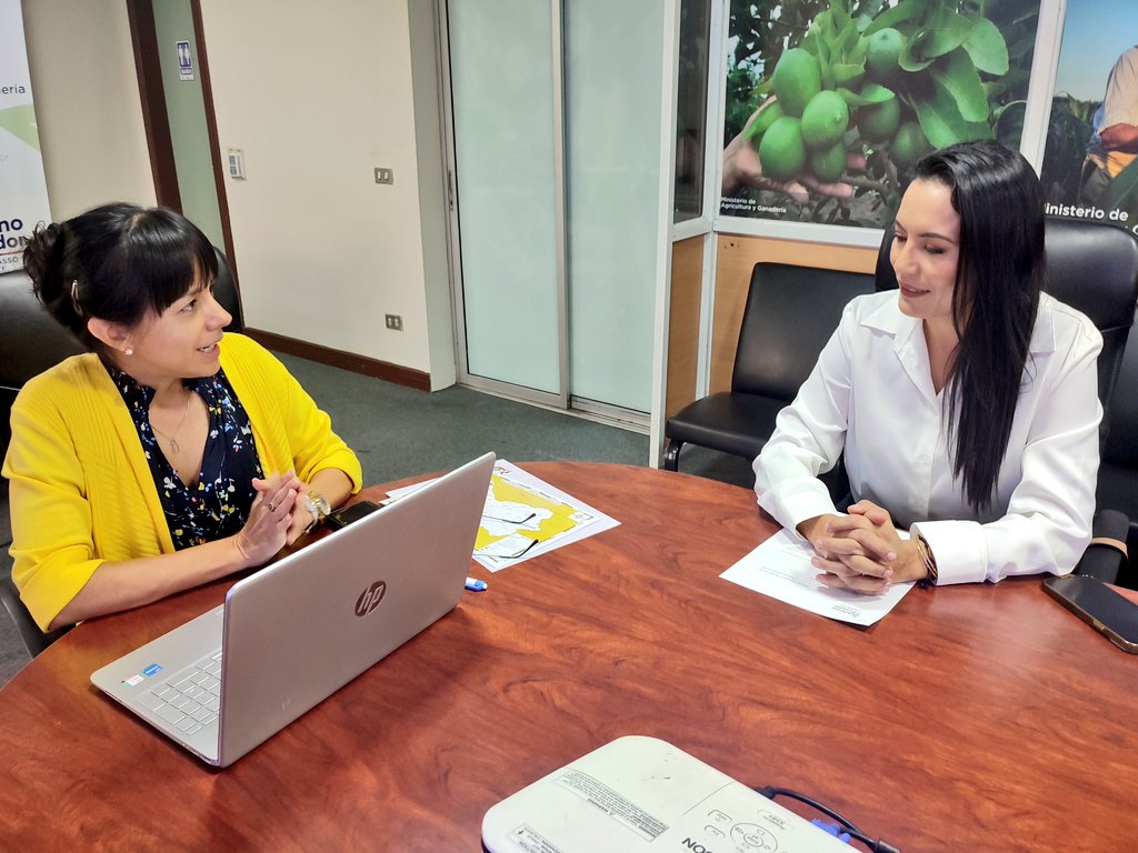 #Manabí | Hoy la Directora Distrital @sherediagarcia, junto al equipo técnico, socializó el mapa de riesgos agropecuarios de #Manabí, a los Alcaldes de @gad_santaana y @bolivarmanabi, para estar preparados ante la llegada del  #FenómenoDelNiño.
#JuntosLoLogramos