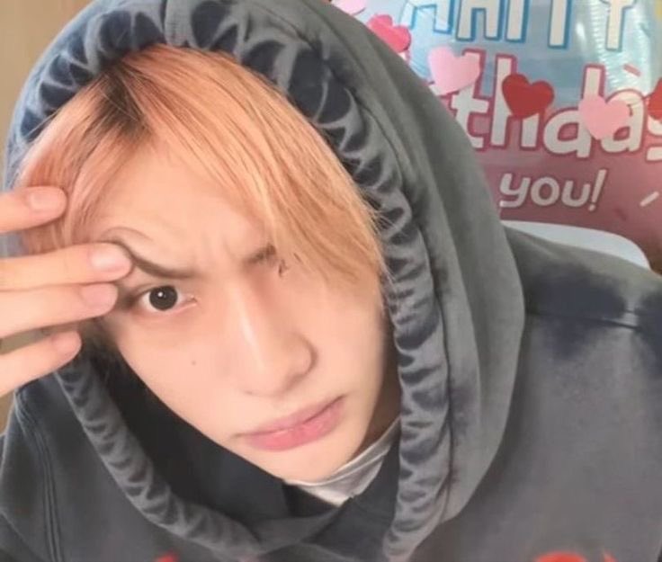 yongb08's tweet photo. #Hyunlix two tweets au 

• “¿Lo usaste anoche?” • https://t.co/NNpmSs9aac