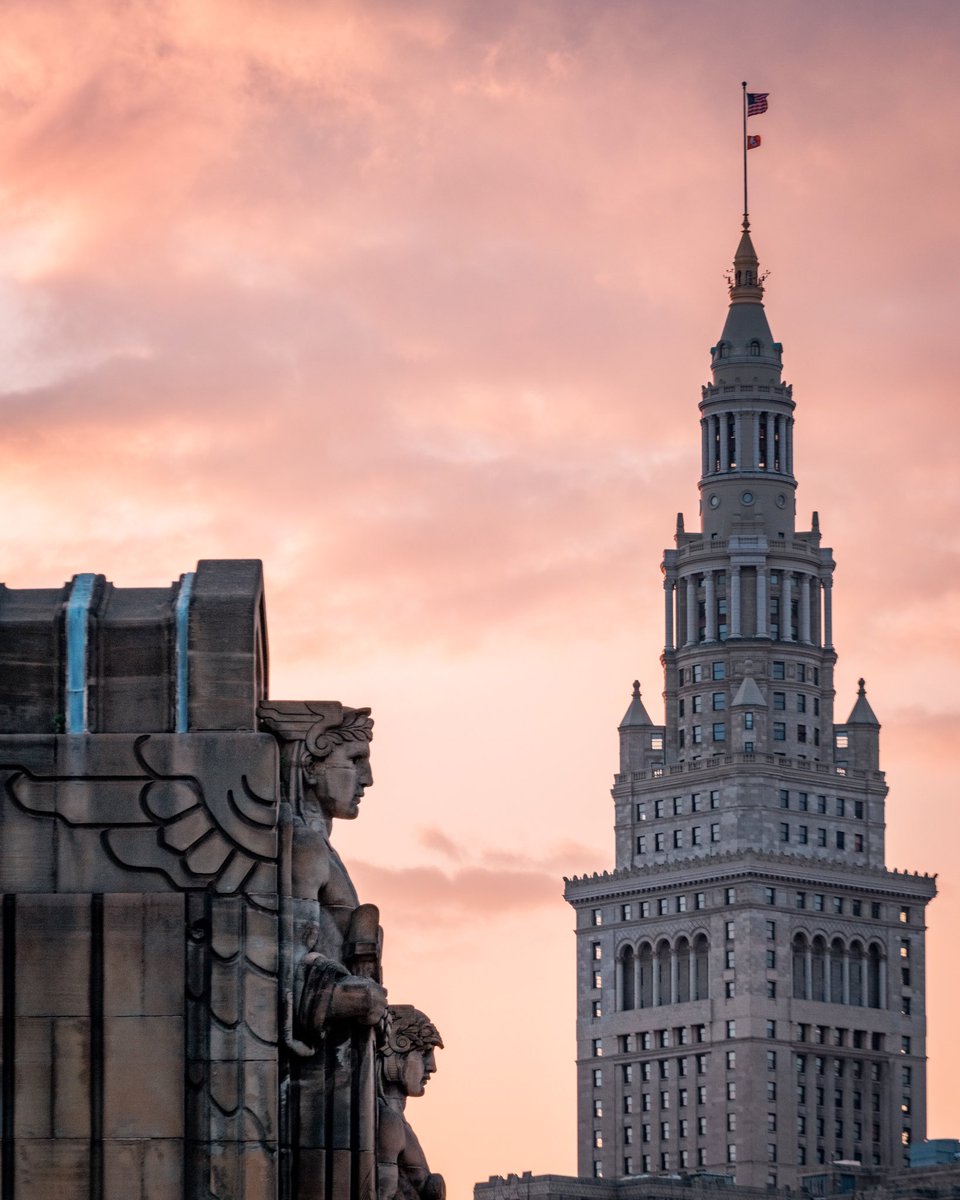 GabeWasylko's tweet photo. Tonight’s Guardian Sunset in Cleveland, OH https://t.co/Hjt7EgzSZT
