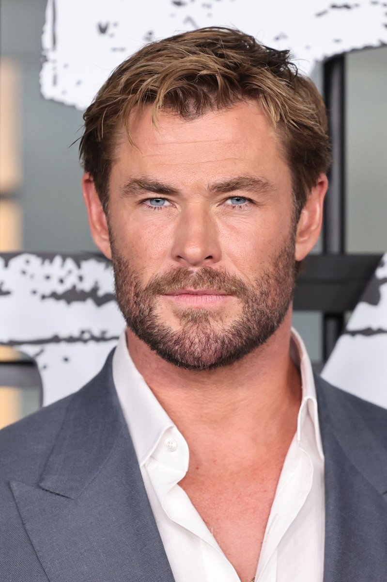 Chris Hemsworth Fan tweet media