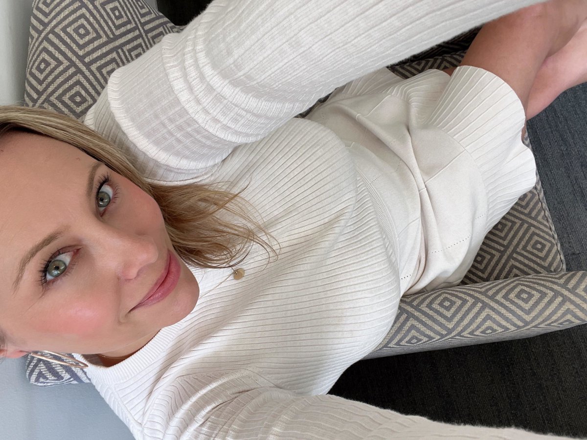 Can i dm you right noww please?

#Facebook  #WWERaw