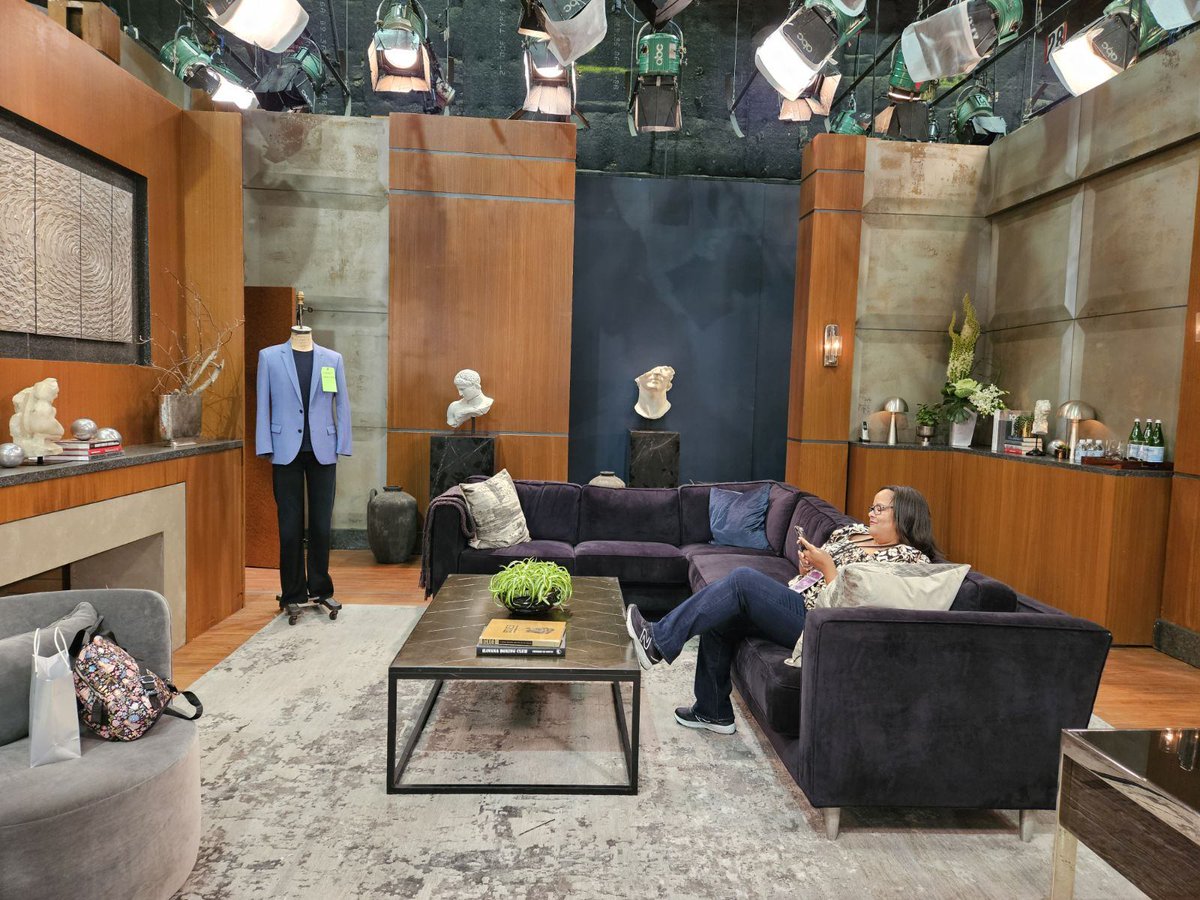 twin_fangirl's tweet image. When you go to Sonny's Penthouse, recreating a Spencer pose is a must. And so is doing a scene at the hospital. 🤣🤣🤣🤣🤣 how'd I do @nicholasachavez? #GH #GHConvention #Spencer  #Sprina