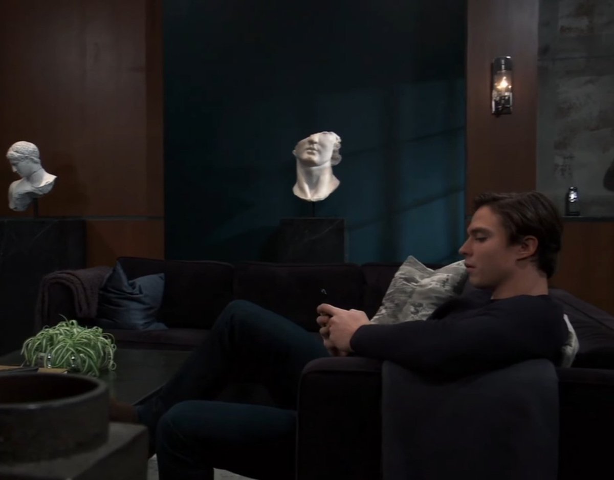 twin_fangirl's tweet image. When you go to Sonny's Penthouse, recreating a Spencer pose is a must. And so is doing a scene at the hospital. 🤣🤣🤣🤣🤣 how'd I do @nicholasachavez? #GH #GHConvention #Spencer  #Sprina