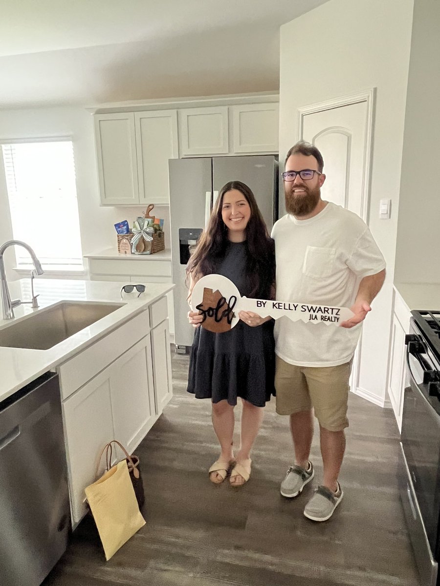 Kellswartz's tweet photo. Closing day! Thank you @Huffman_Falcons for helping get my sweet clients moved in!! #kellyswartzsells #letsgetyouhome https://t.co/sO0tD6zuB4