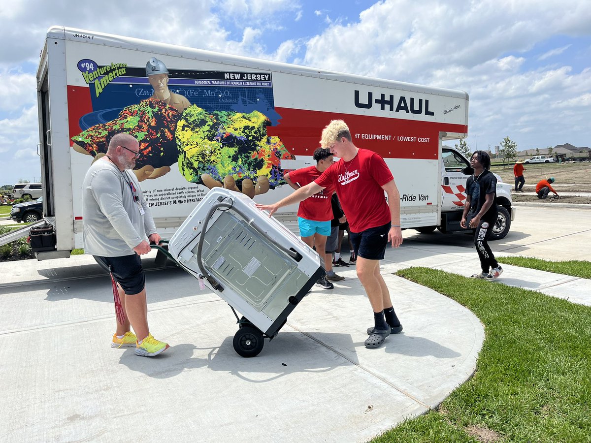 Kellswartz's tweet photo. Closing day! Thank you @Huffman_Falcons for helping get my sweet clients moved in!! #kellyswartzsells #letsgetyouhome https://t.co/sO0tD6zuB4