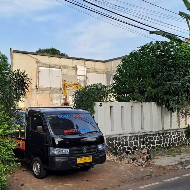LostJakarta's tweet photo. Jalan Banyuwangi No. 9 in Menteng. A 1932 house, demolished last week. Another fine example of 1930s architecture disappeared from Jakarta’s cityscape. It once appeared on the cover of a book about living in the Dutch East Indies. #jakarta #menteng https://t.co/CBOuMnmMT4