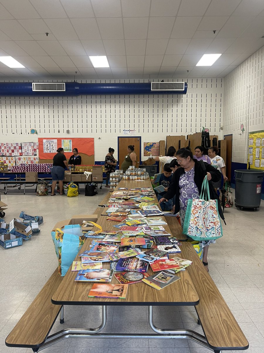 csl_msmax's tweet photo. Kicked off our last week with our monthly food distribution @foodbankmetrodc and free books for summer! 📚 🍎 @paulasummersed @MCPSCommunitySc https://t.co/B7kfSi2wXp