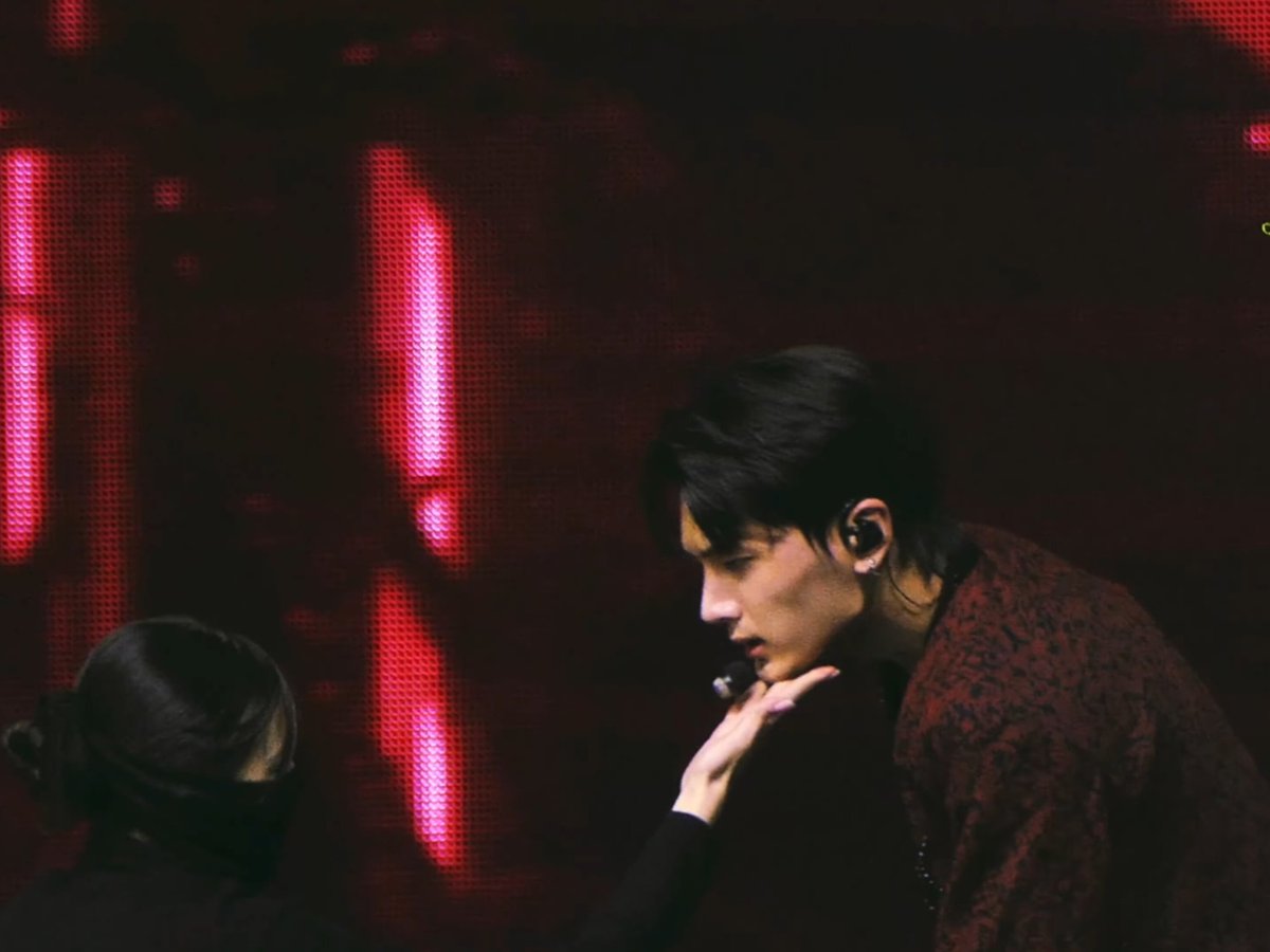 iamyselfonly1's tweet photo. The way he stare at her.....👀
Mom, I'm scared...😵
#ENHYPEN #JAY #Bite_Me https://t.co/snJHzgZQIM