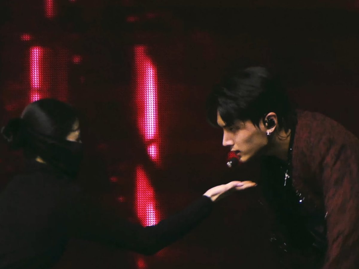 iamyselfonly1's tweet photo. The way he stare at her.....👀
Mom, I'm scared...😵
#ENHYPEN #JAY #Bite_Me https://t.co/snJHzgZQIM
