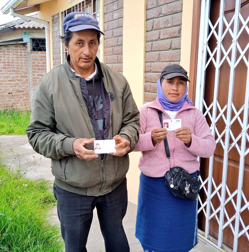 Agricultura_CZ3's tweet photo. 📍#Chimborazo | En el cantón Chambo, se realizó la entrega de carnets agricolas a 13 productores 👨🏻🌾 de la comunidad Tunshi San Pedro, documento que les será útil para realizar la comercialización de las cosechas de sus cultivos en el #Emmpa.🌽🌾
#TrabajamosPorElAgro https://t.co/1Mn7lkVfUo