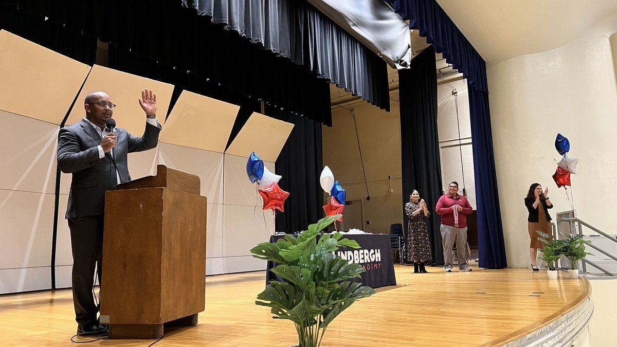 Today we held our 8th grade awards ceremony and were visited by a VERY special guest: (North) Long Beach’s own @LongBeachMayor @RexRichardson!! Congratulations to all of our 8th grade award winners! You make us so proud! 🦅 #TogetherWeRise #LindberghEaglesSOAR #ProudToBeLBUSD