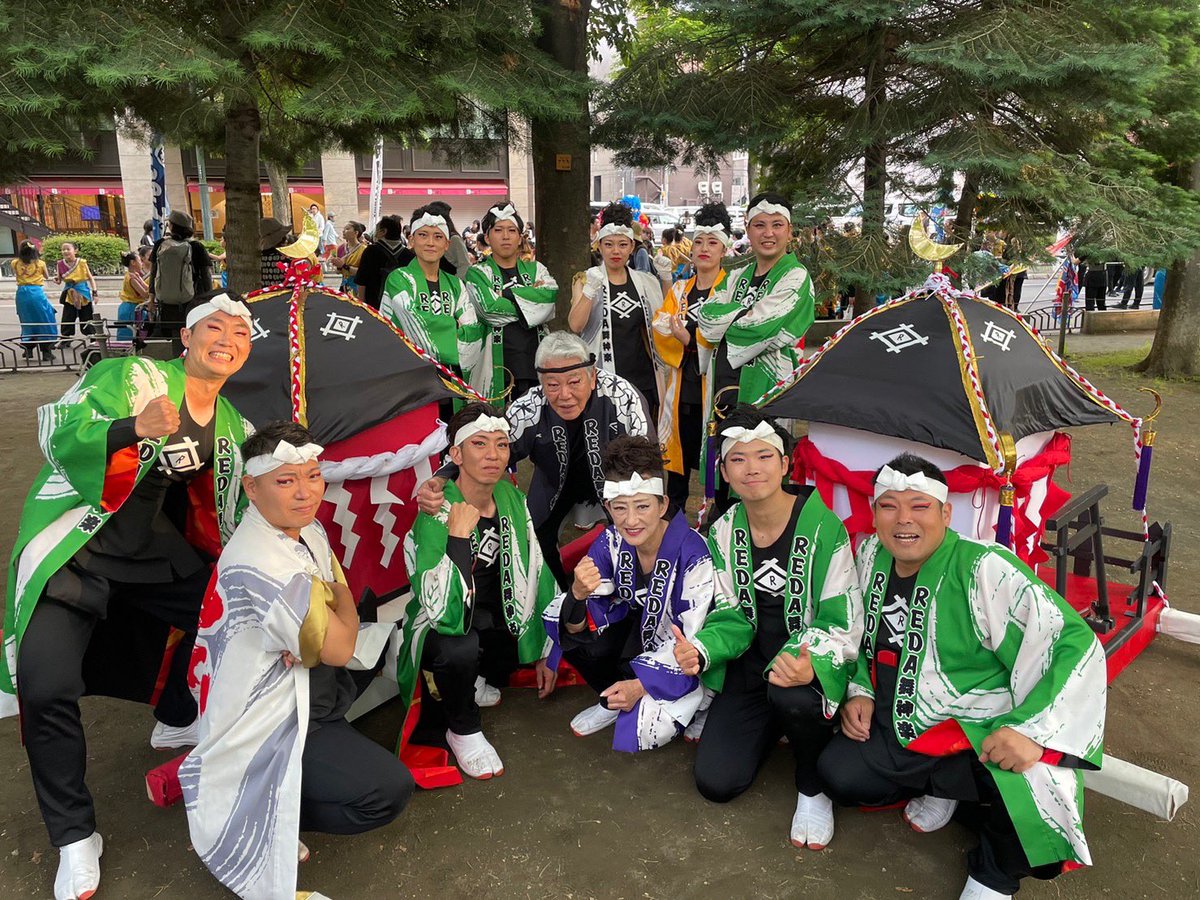 bchan_yanb's tweet photo. 第32回YOSAKOIソーラン大賞を受賞させて頂きました！
親子で日本一になってきました笑

メンバー全員の熱い思いが形になって嬉しいです。
個人的には大道具に関われたこと、念願の太鼓隊で踊れたこと誇りに思います！

応援してくれた人、演舞を見てくれた人ありがとうございました！
 #REDA舞神楽 https://t.co/jxikfGgESS