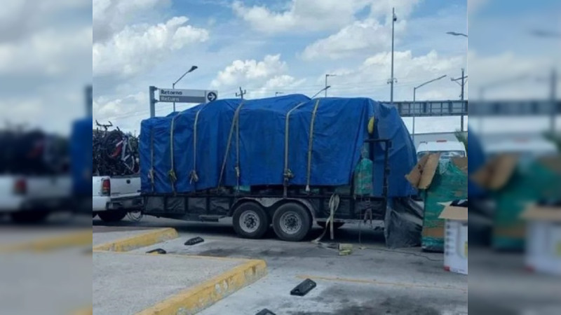 MennyValdz's tweet image. En el Puente internacional #Delrio  #Tx a #cdacuña #coahuila GN aseguró 3 armas largas, 840 cartuchos y 2  cañones para armas de fuego. El vehículo y remolque en el que viajaban  los 3 sujetos