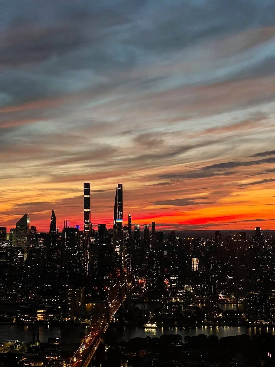 jedcascolan's tweet photo. Manhattan Skyline｜Today's sunset was amazing💕|||Watching the clouds turn a little red and then purple https://t.co/qtGXEfPD8z