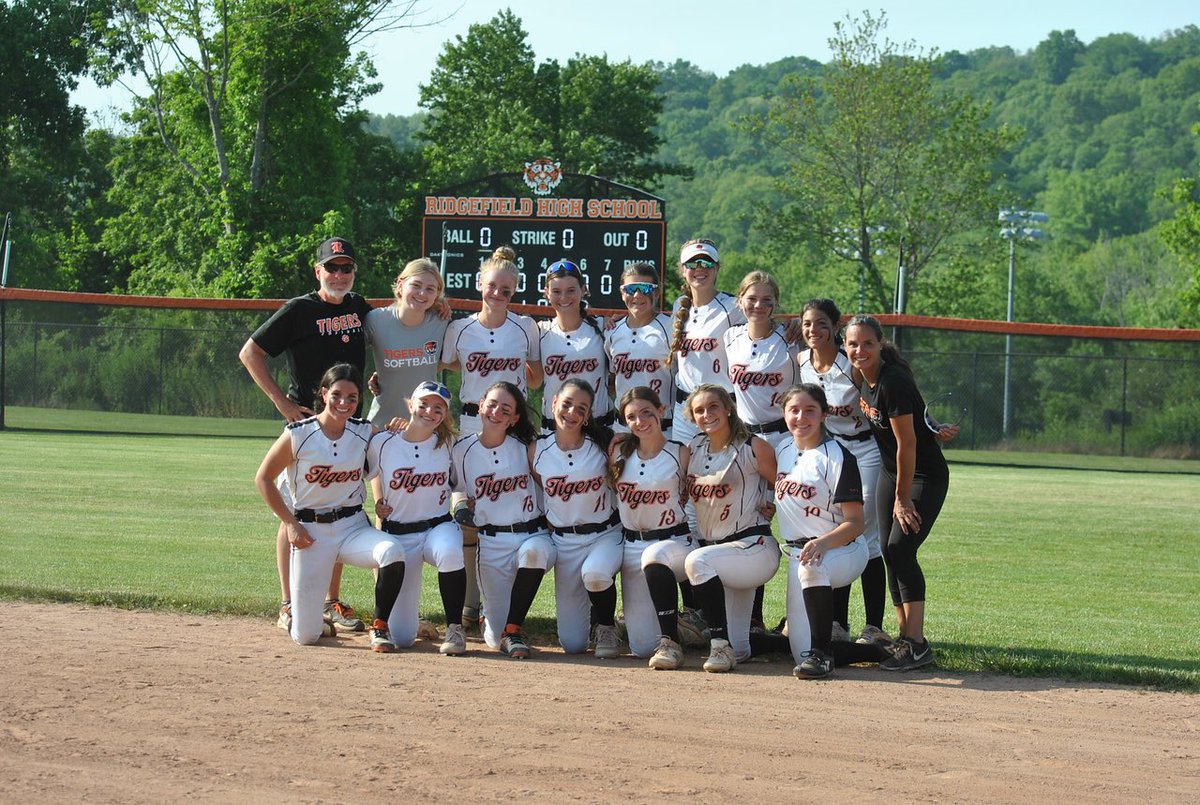 maddietpickett's tweet photo. Great HS season with my team! I was named All State, All FCAIC (county) 1st Team, and my school’s Player of The Year! I pitched 84 innings with a .75 ERA and 135 Ks. @HuskiesCefaloni @EStateHuskies @USAElite_Jen @CoachAng3 https://t.co/Q7w1aIaKcc
