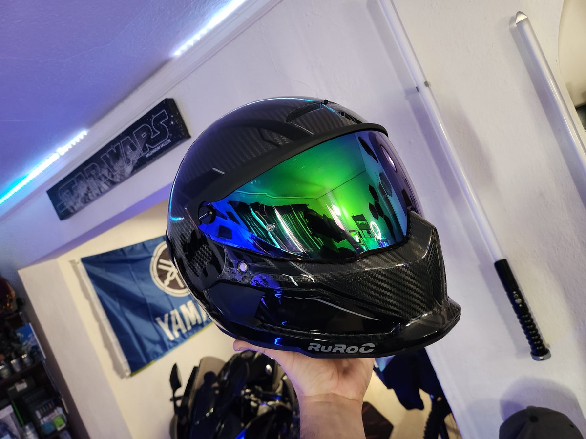 akroma_co's tweet photo. Unboxed the all new Ruroc Atlas 4.0 track. This is amazingly lighter than my 4.0 standard, better fit, and looks badass. #ruroc #atlas4.0track #pnwmotorcyle https://t.co/Q7xyX17bgi