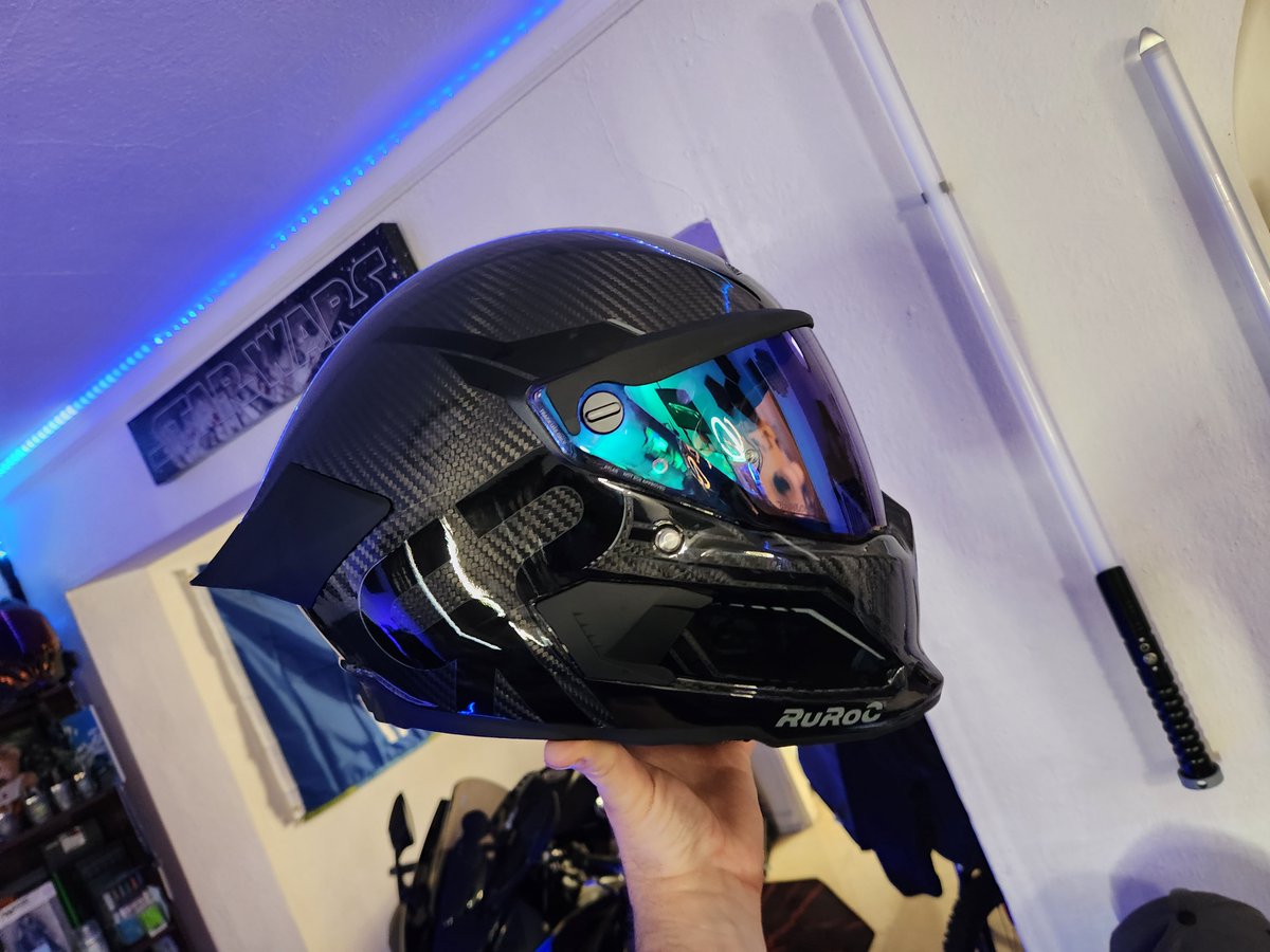 akroma_co's tweet photo. Unboxed the all new Ruroc Atlas 4.0 track. This is amazingly lighter than my 4.0 standard, better fit, and looks badass. #ruroc #atlas4.0track #pnwmotorcyle https://t.co/Q7xyX17bgi