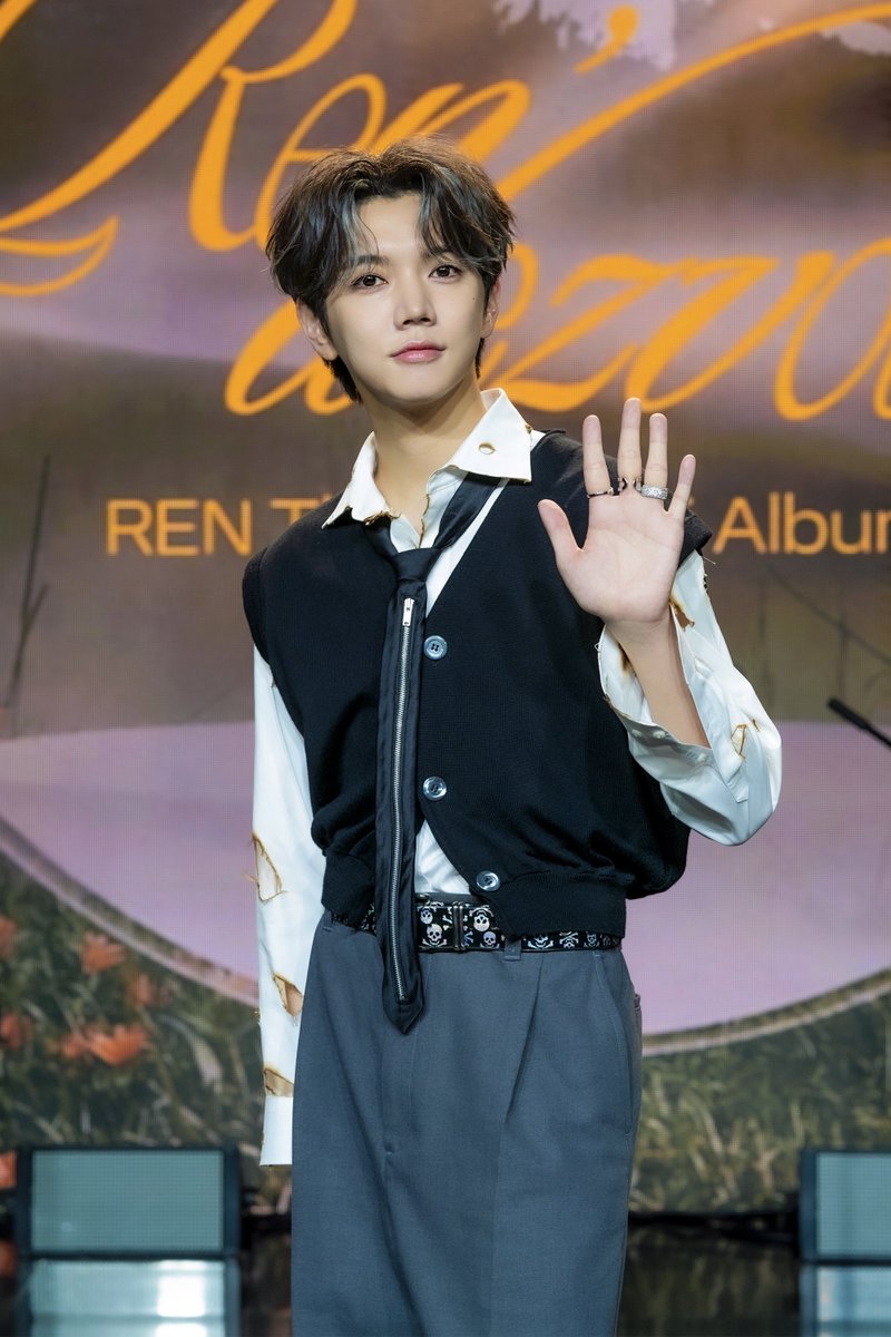 Kpop_Herald's tweet photo. [Showcase] @REN_BPM of @NUESTNEWS has returned to the music scene as a soloist! He took part in writing the lyrics to the title track "Ready to Move" of his 1st mini album "Ren'dezvous." #REN #NUEST #Rendezvous https://t.co/wqjssmoq3n