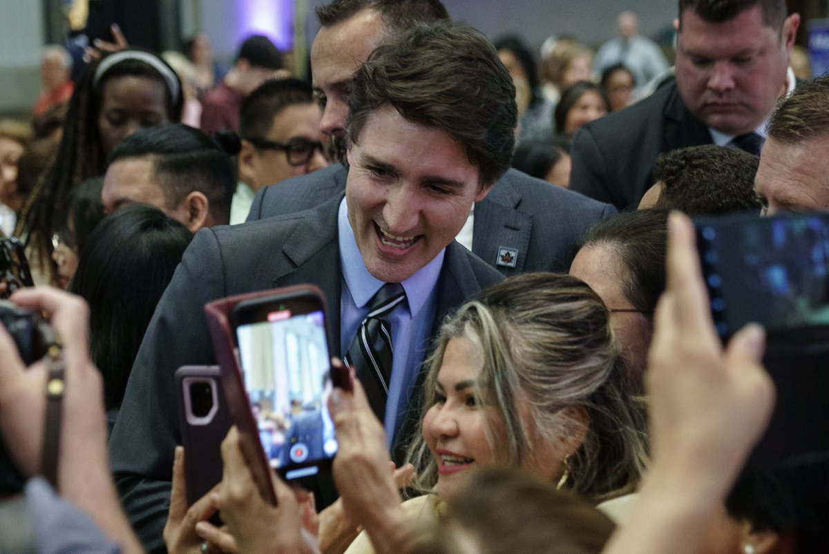 JustinTrudeau's tweet image. Happy Filipino Heritage Month, and happy Philippine Independence Day! To everyone celebrating in Ottawa, and to those marking the occasion across Canada: Maligayang buwan ng Pamanang Pilipino! Let’s never forget that we’re stronger when we work together.