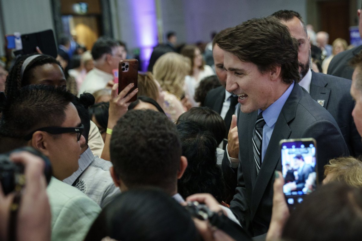 JustinTrudeau's tweet image. Happy Filipino Heritage Month, and happy Philippine Independence Day! To everyone celebrating in Ottawa, and to those marking the occasion across Canada: Maligayang buwan ng Pamanang Pilipino! Let’s never forget that we’re stronger when we work together.