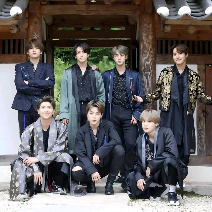 Armygir16449502's tweet photo. 10th year anniversary 💜💜💜💜💜 https://t.co/OBM42ACC9Q