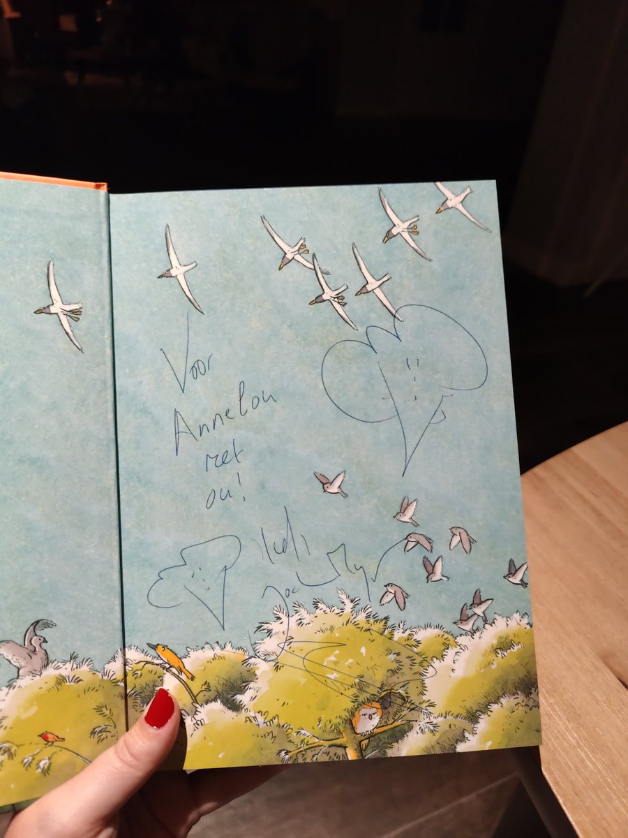 Tja, als je bij de bieb werkt, maak je misbruik van de gelegenheid en laat je de maestro natuurlijk eventjes zijn werk signeren. Genoten van de gloedjenieuwe voorstelling #NetAlsof van <a href="/jochemmyjer/">Jochem Myjer</a> in een bomvolle <a href="/DeRuchte/">De Ruchte</a>. Vrijdag de speellijst online. Gaat dit zien mensen!!