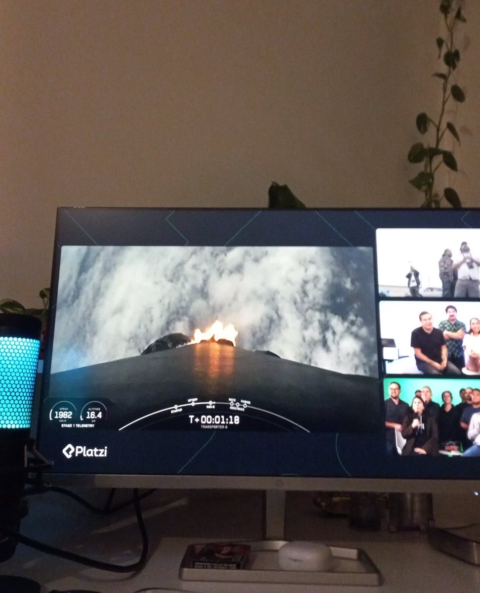 cardugarte's tweet image. Viendo en vivo el lanzamiento del cohete de @SpaceX que lleva el satélite de @platzi a la órbita 🛸
#SpaceProgram 🚀🛰