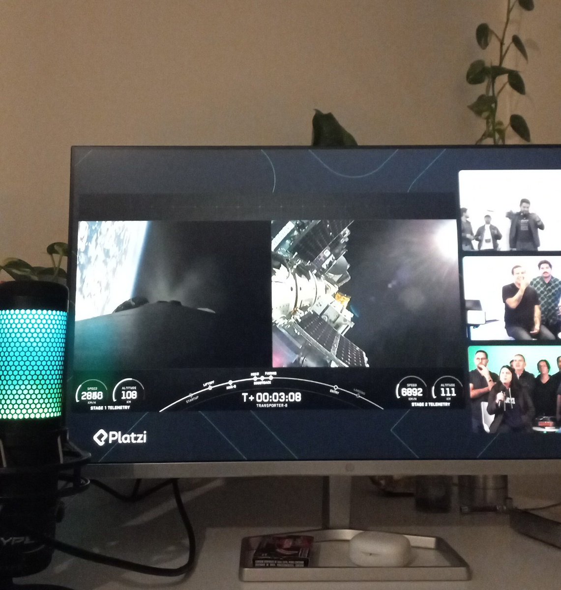 cardugarte's tweet image. Viendo en vivo el lanzamiento del cohete de @SpaceX que lleva el satélite de @platzi a la órbita 🛸
#SpaceProgram 🚀🛰