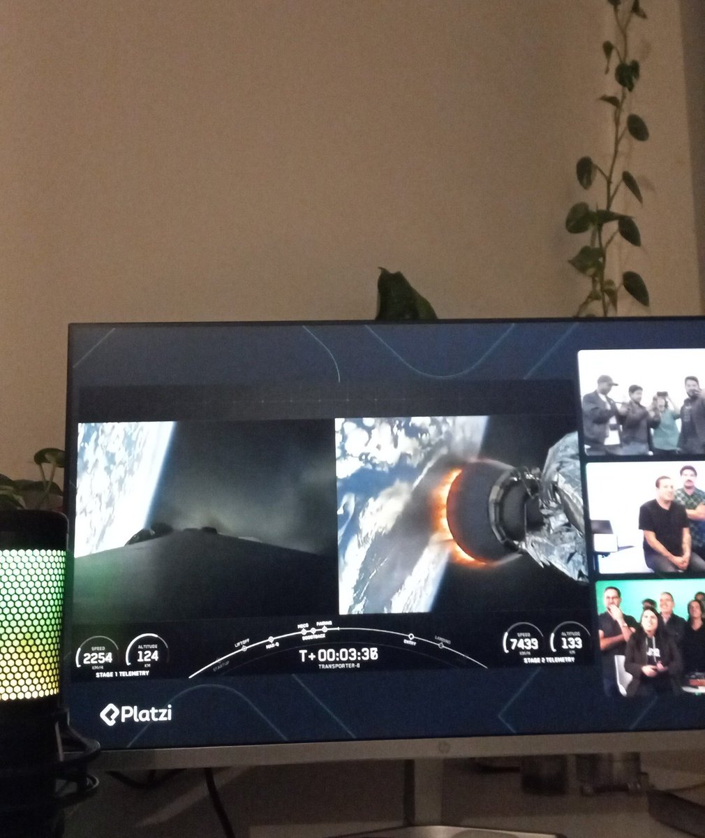 cardugarte's tweet image. Viendo en vivo el lanzamiento del cohete de @SpaceX que lleva el satélite de @platzi a la órbita 🛸
#SpaceProgram 🚀🛰