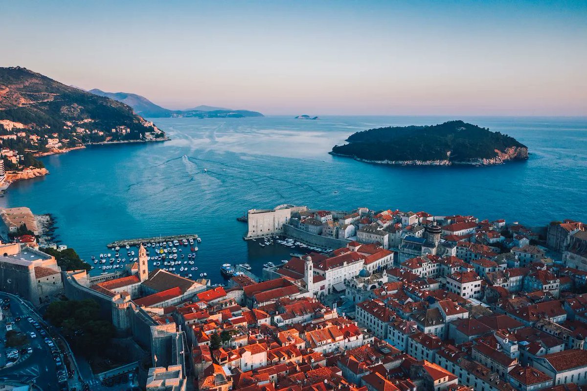 If you’re thinking ‘picturesque’, well, Dubrovnik has it ALL! It’s one of the many gems on the Croatian coast and yes, boats are very much available if you book yours now 🗺️🌊 👉  tinyurl.com/Boats-in-Croat… #sailoboats #imonaboat #sailaway #croatiaboatrentals #boatrentals #dubrovnik