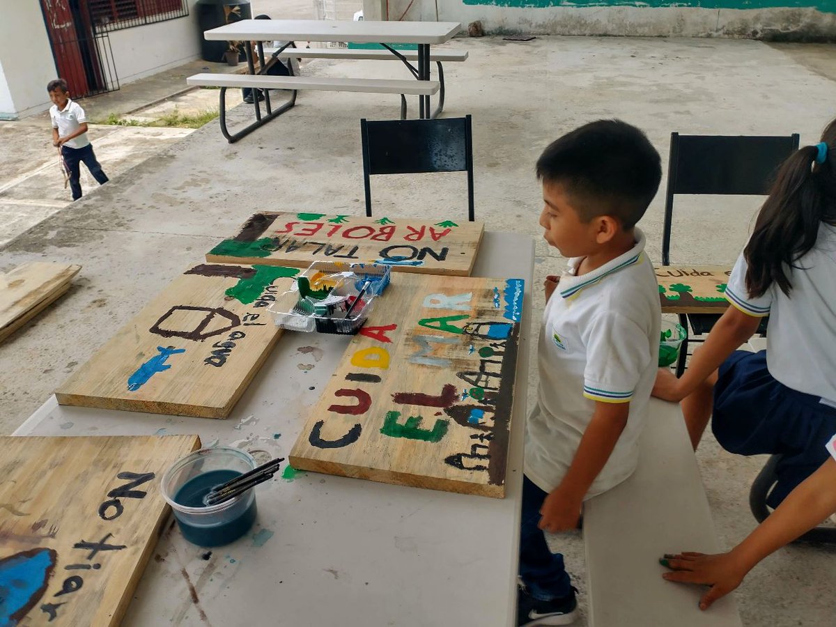 AmigosSianKaan's tweet photo. #AmigosdeSianKaan visitó la primaria Melchor Ocampo para elaborar letreros de sensibilización ambiental, actividad parte de la etapa final del programa Eres Agua ¡Toma Conciencia! #MayaKaan #Kuxatur #SACTUN #AccionesPorLaNaturaleza #EresAguaTomaConciencia #ConservacionAgua 💧🌎 https://t.co/p28inaIPP5