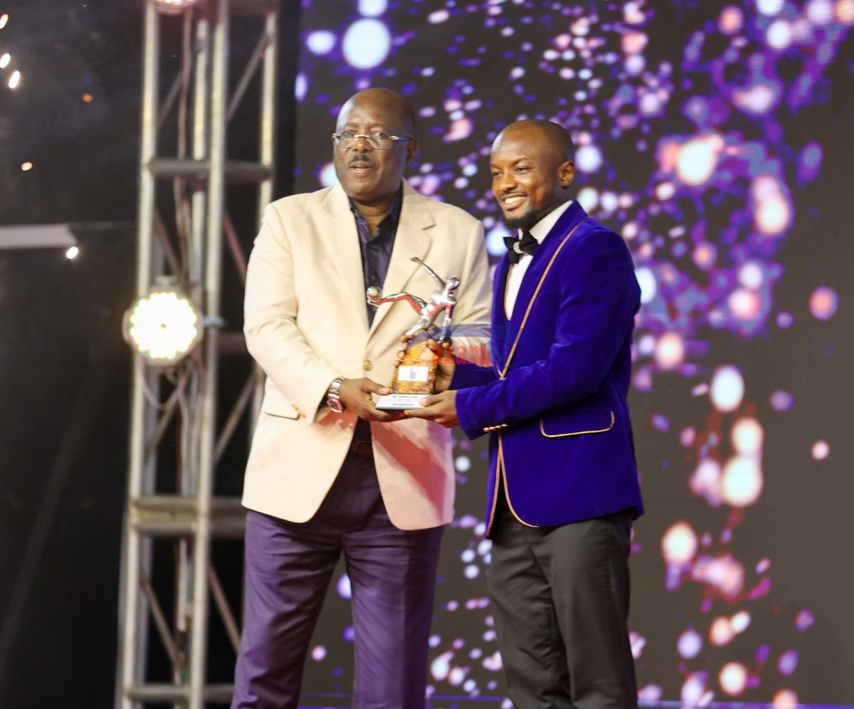 TUZO ZA TFF:   Kiungo Bora wa #NBCPremierLeague .ni Saidi Ntibazonkiza kutoka Msimbazo.... 

 #AzamSports1HD 
#TuzoZaTFF #TFFAwards #TFFAwards2023 #Awards