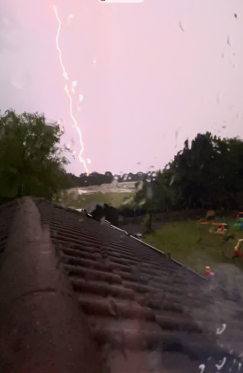 NeilHartleySmi1's tweet photo. Earlier in Kirkham…. https://t.co/XPSNshcHDJ