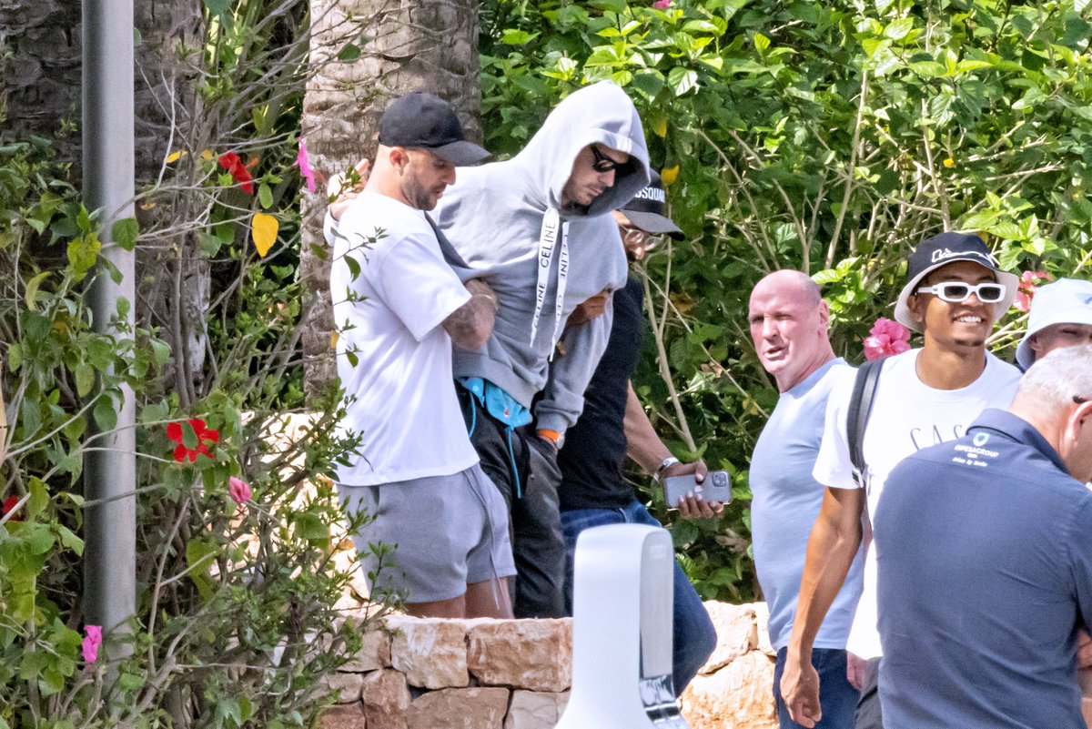 Grealish teve que ser segurado por Kyle Walker ao deixarem o hotel em Ibiza esta manhã.

Depois, foi-lhe oferecida uma cadeira de rodas na chegada ao aeroporto, mas o inglês conseguiu andar sozinho 😅 (via <a href="/SunSport/">Sun Sport</a>)