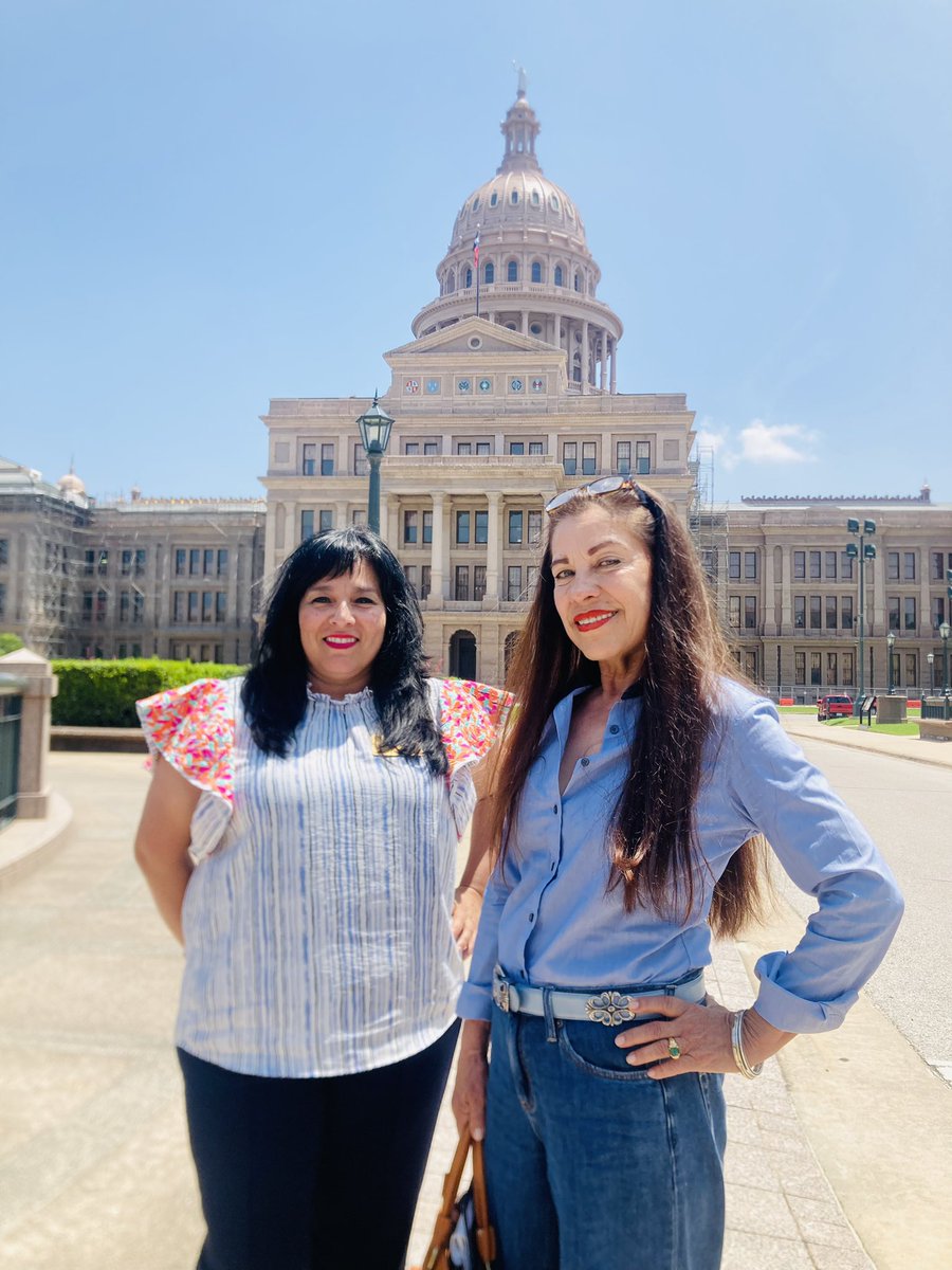 AzuaAzua8's tweet photo. I visited with Gloria Leal, LULAC National Legal Advisor, at the Texas State Capital.Although the legislative session has ended,it was nice to meet and greet several state representatives. I appreciate the hospitality.#LULAC #TexasLULAC #TexasStateDeputyDistrictDirectorforWomen https://t.co/AFavrrknMV