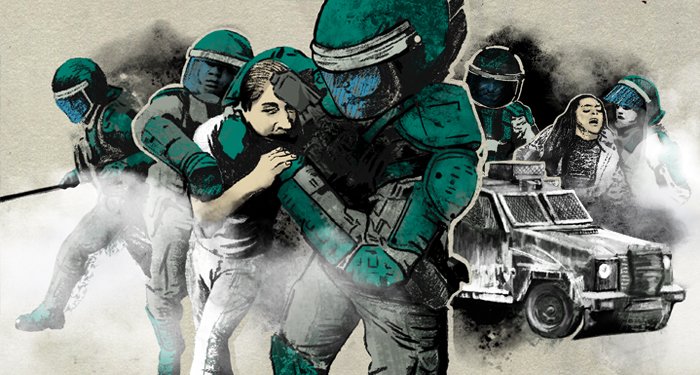 PiensaPrensa's tweet photo. IMPUNIDAD | Ley Naín-Retamal: liberan a dos carabineros Sebastián Martínez Tapia y Rubén Contreras Sandoval, condenados a cinco años de cárcel por apremios ilegítimos.
Ambos funcionarios fueron condenados a 5 años de cárcel, tras golpear y amenazar a un hombre en Negrete, para luego dejarlo abandonado en un bosque de la región de La Araucanía.

El 10 de septiembre de 2019, en la comuna de Negrete, Región de La Araucanía, una patrulla de Carabineros detuvo a un hombre tras ser acusado de insultar a los efectivos policiales. Según la denuncia de la víctima, después de su arresto, fue golpeado y trasladado a la unidad policial de Renaico, donde recibió amenazas por parte de los policías. Posteriormente, lo liberaron y lo abandonaron en medio de un bosque.

Dos años más tarde, el 19 de agosto de 2022, el Tribunal Oral en Lo Penal de Angol dictó sentencia condenatoria contra los carabineros Sebastián Martínez Tapia y Rubén Contreras Sandoval, declarándolos culpables del delito de apremios ilegítimos y condenándolos a cinco años de cárcel.

El proceso continuó hasta el 10 de abril de 2023, cuando se promulgó la Ley Nain-Retamal, una nueva legislación que beneficiaría a una cantidad considerable de efectivos condenados por este tipo de delitos. 
Ilustración: Marco Valdés