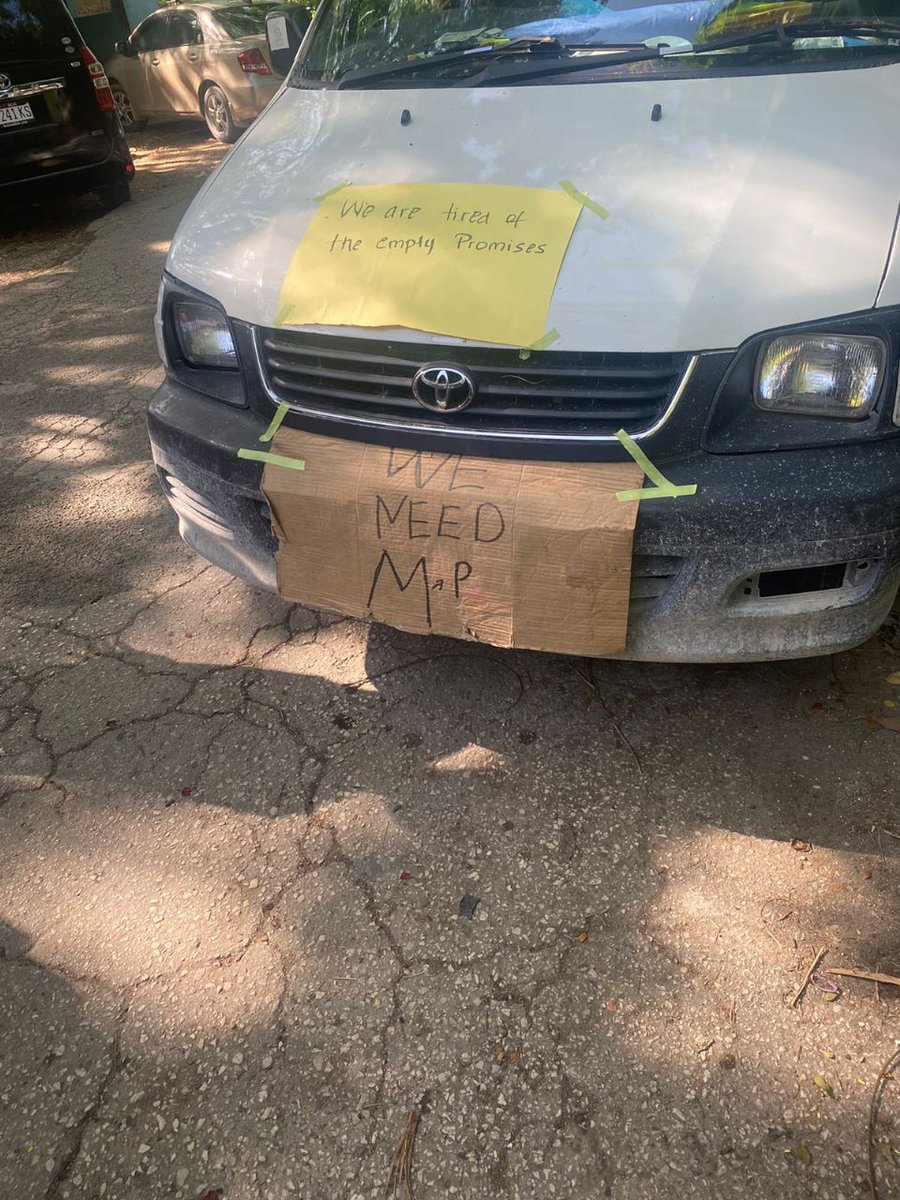 MatthewParchme1's tweet photo. There was unrest this mornkng in the community of Slipe within SW St Elizabeth. Citizens Tiad and fed up with the poor representation and Slipe is a JLP safe zone 🤦🏾‍♂️ #TimeCome #JourneyWithMatthew #WiTiad #SWStElizabeth https://t.co/oci6okOfRH