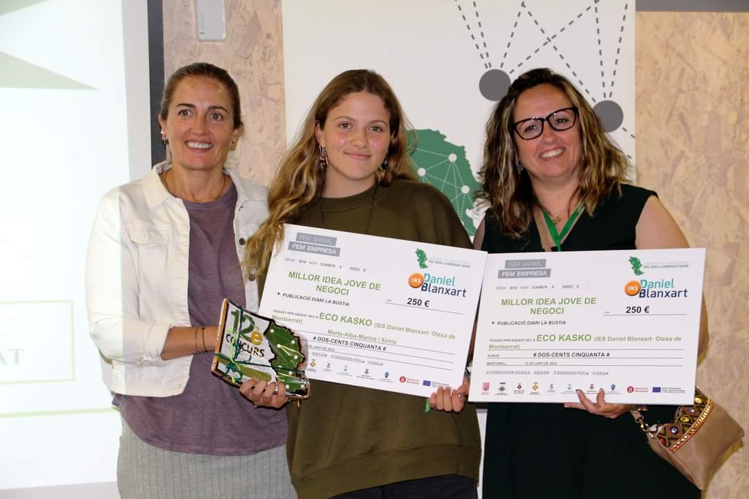 MonMarCriFOL's tweet photo. Avui, entrega de premis del 12è Concurs d'Iniciatives Empresarials del Baix Llobregat Nord 🚀. 

Enhorabona a l'equip Eco Kasko 👷 (Alba, Marina, Marta i Xènia) del CFGM de #GUIAMN del nostre @InsDB25anys,  guanyadores del 3er Premi de millor Idea Jove! 🥳
#EIE #ODS #Economía♻️ https://t.co/3pWZGlJB9p