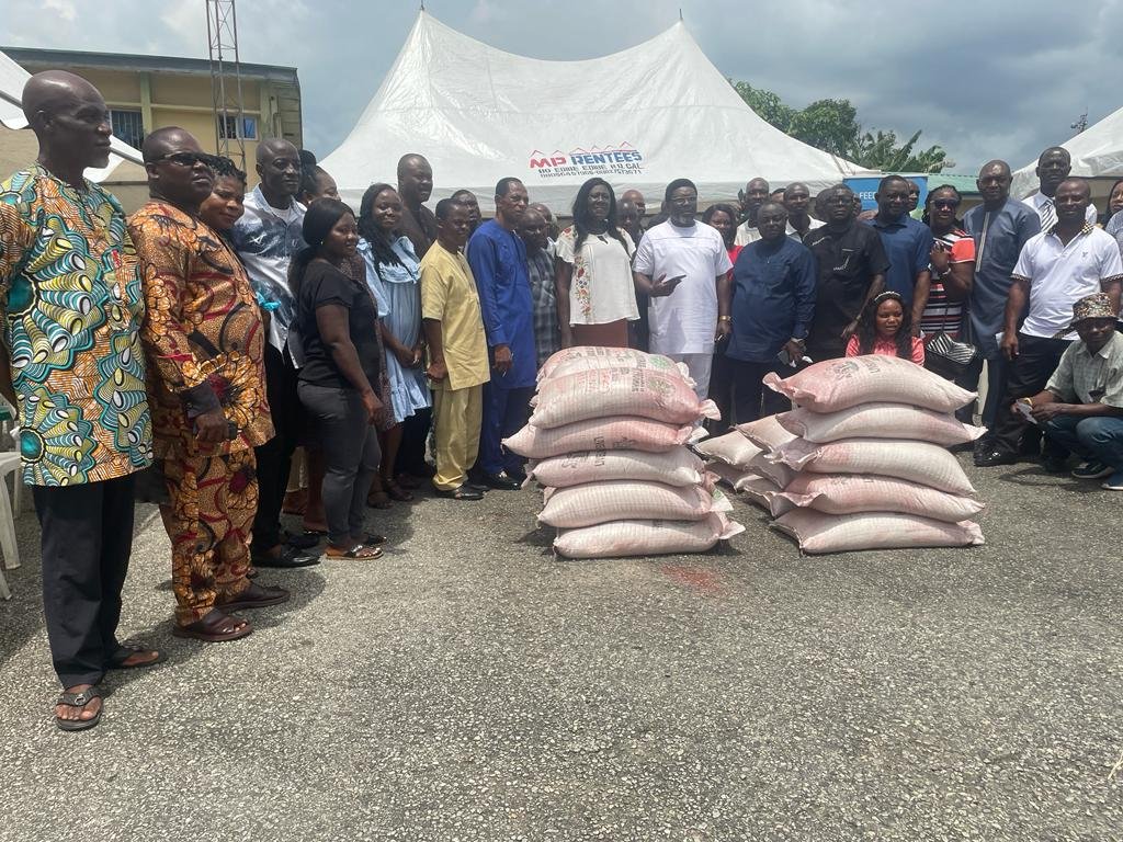 weareCCAPI's tweet photo. CCAPI, providing support to Cooperative societies by distributing improved rice seedlings and fertilizers made available by the Federal Ministry of Agriculture and Rural Development (FMARD), in collaboration with Cadre Harmonisé, Cross River state.
#CCAPI https://t.co/KPNSJM2hD9