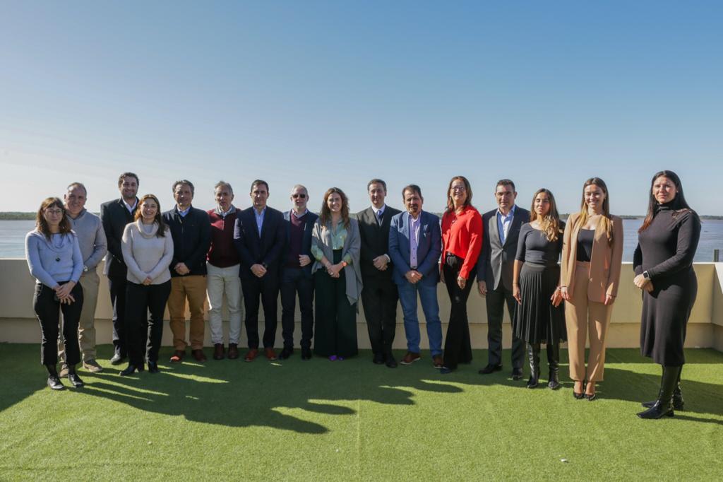 📍ROSARIO
Participamos de la Sexta Sesión del Consejo Directivo del Ente de Control de la Vía Navegable.
Junto a @JoseBeniOK y <a href="/TomasVernet/">Tomás Vernet</a> conversamos acerca del potencial de la #VNT y el rol del Estado en la recuperación de la Vía.